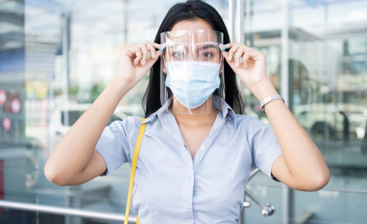 El 2021 verá un aumento en los emprendimientos que generen insumos para combatir el COVID-19, como las máscaras de plástico. Descubre otros emprendimientos que serán de mucha importancia este año.