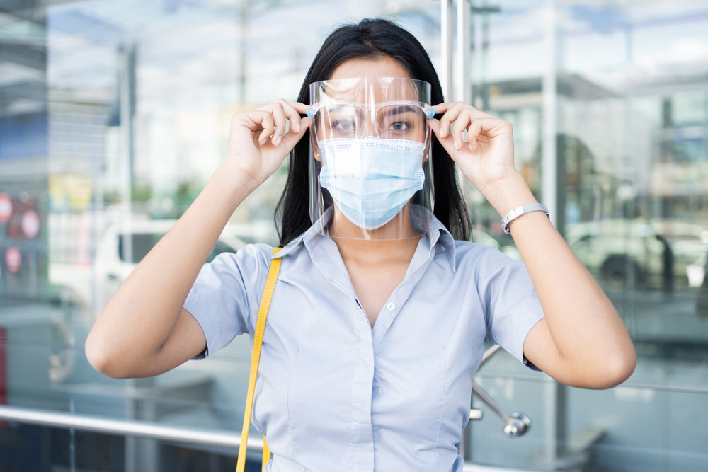 El 2021 verá un aumento en los emprendimientos que generen insumos para combatir el COVID-19, como las máscaras de plástico. Descubre otros emprendimientos que serán de mucha importancia este año.