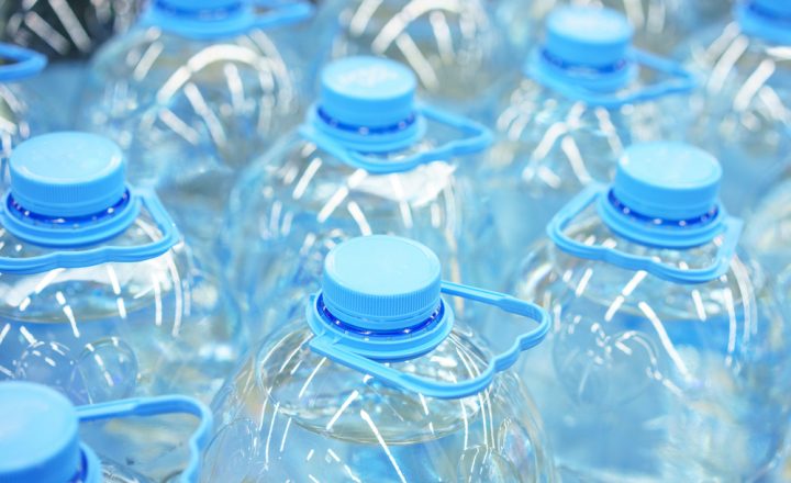 Las resinas plásticas y más si son utilizadas en envases tienen que cumplir controles de calidad estrictos basados en pruebas diversas según la función del envase. Conoce las más importantes en este artículo.