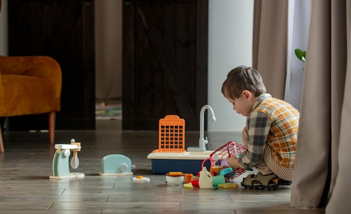 Niño jugando con juguetes de plástico