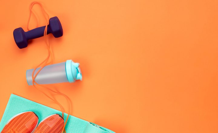 El plástico es uno de los principales materiales en el mundo del deporte. Acompáñanos para saber por qué, así como sus principales aplicaciones.