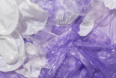 Descubre cómo guiar todas las prácticas de la producción de plástico a una sostenbilidad de principio a fin.