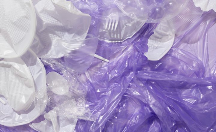 Descubre cómo guiar todas las prácticas de la producción de plástico a una sostenbilidad de principio a fin.