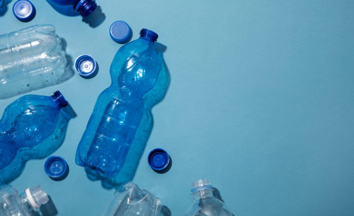 ¿Quieres saber cómo se fabrican los muchos objetos plásticos que te rodean? Aprende más de los 6 procesos de transformación de polímeros.