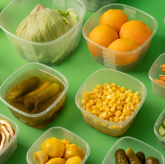 Descubre el top 6 de los beneficios de los polímeros plásticos de grado alimenticio y aprovecha sus ventajas para tu producto.