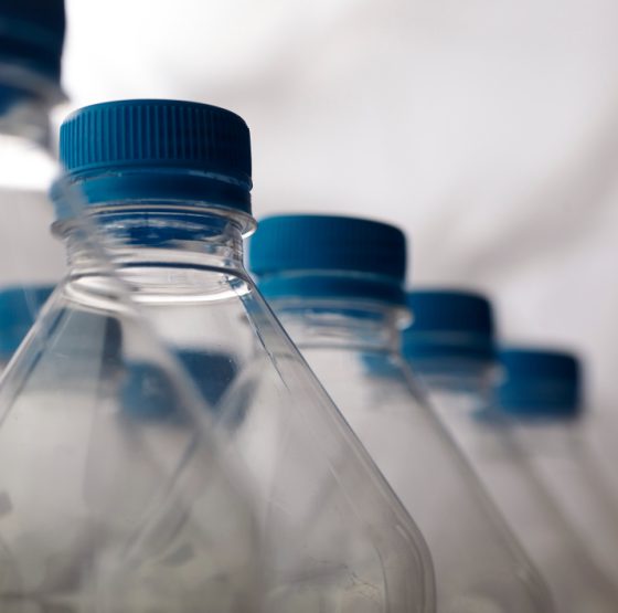 5 principales certificaciones y regulaciones en la producción de plásticos